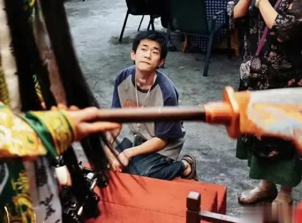 现金九游体育app平台佟丽娅以白衬衫配大红唇的造型亮相-九游会体育 ag九游会登录j9入口 j9九游会登录入口首页