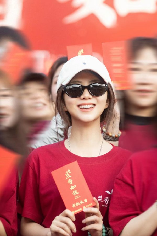 九游体育app(中国)官方网站《兰香已经》开机, 谭松韵身穿红T戴白帽, 已经李尖尖的样式-九游会体育 ag九游会登录j9入口 j9九游会登录入口首页