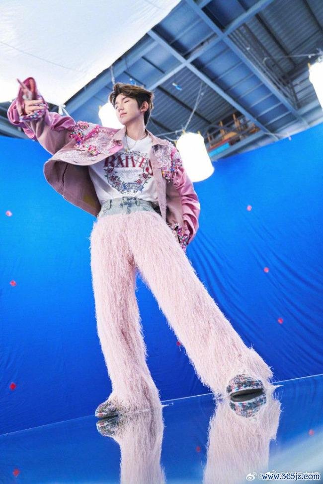 TFBOYS发文宣传王源新歌羚羊 独到视角敷陈成长故事